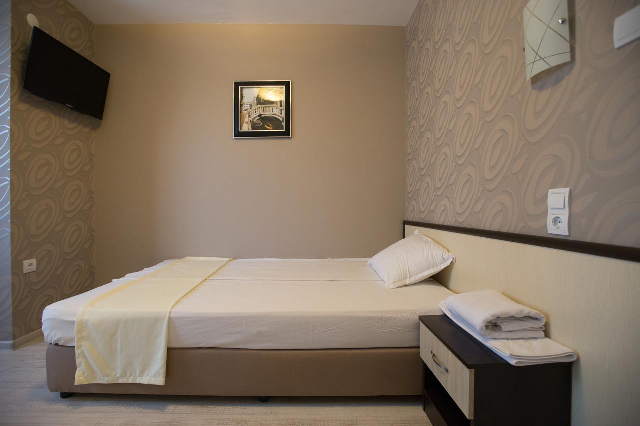 Apart Hotel Central Momchilgrad Eksteriør bilde